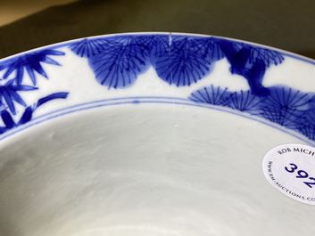 Un bol en porcelaine de Chine en bleu et blanc &agrave; d&eacute;cor 'Les trois amis de l'hiver', marque et &eacute;poque de Kangxi